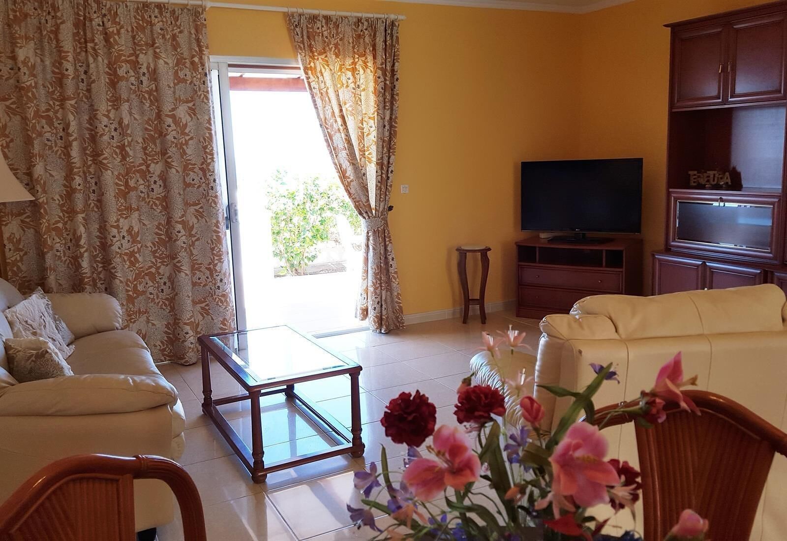 Una televisión, un reproductor de DVD, un reproductor estéreo