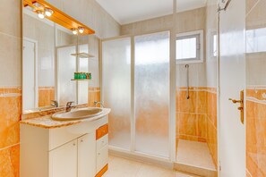 Shower, hair dryer, towels - Vacation Villa 'Bella Villa In Callao' with Sea View, Wi-Fi and Air Conditioning (Callao Salvaje)