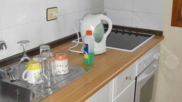 Jääkaappi, mikroaaltouuni, uuni, liesi