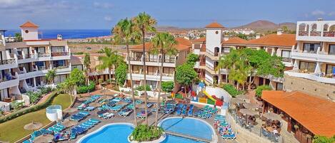 Una piscina techada, una piscina climatizada