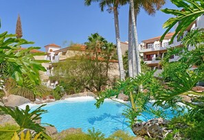 Una piscina cubierta, una piscina climatizada