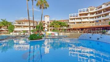 Alberca techada y alberca climatizada