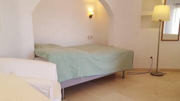 Tabla de planchar con plancha, wifi gratis y ropa de cama