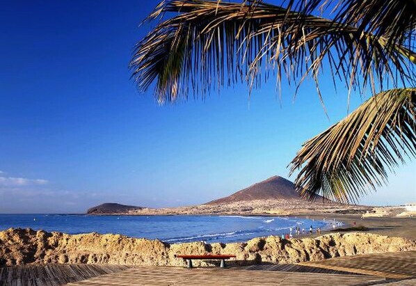 On the beach - Holiday Accommodation "El Medano" with beach view (Granadilla de Abona)