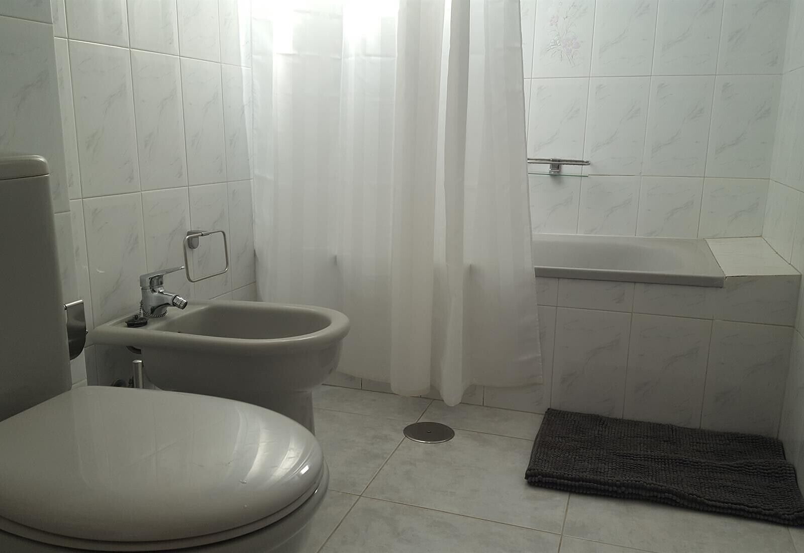 Badewanne, Haartrockner, Handtücher