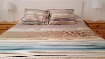 1 slaapkamer, een strijkplank/strijkijzer, gratis wifi, beddengoed