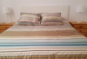 1 habitación, tabla de planchar con plancha, wifi gratis y ropa de cama 