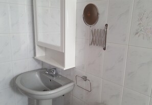 Bañera, secador de pelo, toallas
