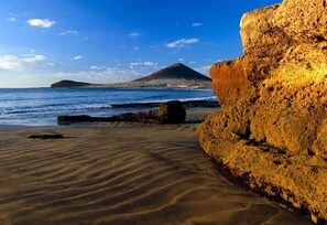 On the beach - Holiday Accommodation "El Medano" with beach view (Granadilla de Abona)