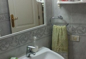 Bathtub, hair dryer, towels - Totally renovated holiday accommodation "Los Cristianos 2-bed beach property" (Los Cristianos)