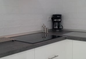Fridge, microwave, oven, stovetop - Holiday accommodation "New 1-bedroom beach apartment" (Los Cristianos)