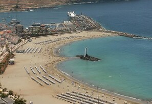 Una spiaggia nelle vicinanze