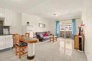TV, DVD player, stereo - Pleasant Stay in the Heart of Plaza Los Cristianos – Vacation Apartment (Los Cristianos)