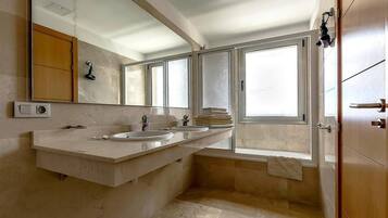 Een douche, een haardroger, handdoeken