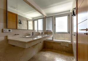 Shower, hair dryer, towels - Vacation Villa 'In Amarilla Golf' with Sea View, Wi-Fi and Air Conditioning (Amarilla Golf)