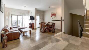 Televisión, chimenea, reproductor de DVD y estéreo