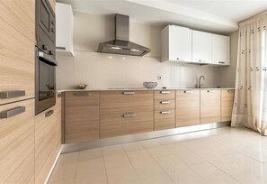 Fridge, microwave, oven, stovetop - Vacation Villa 'In Amarilla Golf' with Sea View, Wi-Fi and Air Conditioning (Amarilla Golf)