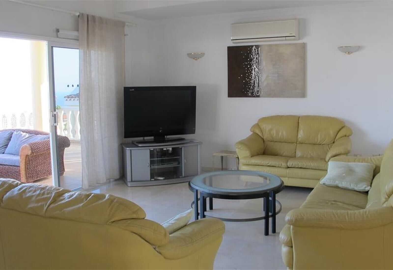 TV, caminetto, videogiochi, lettore DVD