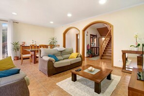 TV - Holiday Home 'Vinháticos House' with Mountain View, Garden & Wi-Fi (São Vicente)