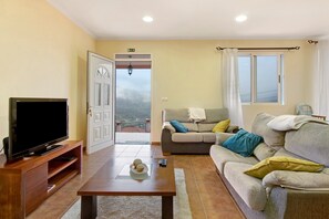 TV - Holiday Home 'Vinháticos House' with Mountain View, Garden & Wi-Fi (São Vicente)