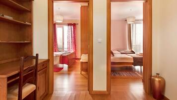 2 室のベッドルーム、アイロン / アイロン台、WiFi (無料)、ベッドシーツ