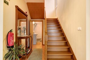 Interior - Holiday Home 'Vinháticos House' with Mountain View, Garden & Wi-Fi (São Vicente)