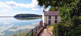 Frogmore , Stylish upside house with stunning sea and castle views