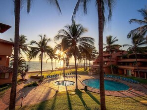 6 albercas al aire libre, acceso de 08:00 a 21:00, y camastros 