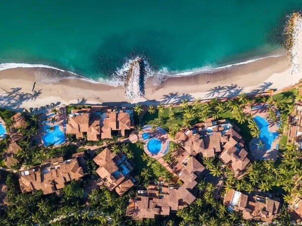 6 albercas al aire libre, acceso de 08:00 a 21:00, y camastros 