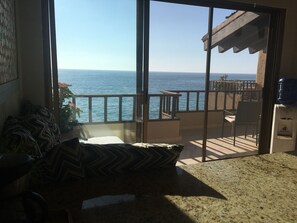 Suite panorámica, 1 habitación, cocina, vista al océano | Vista a la playa o el mar