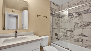 Kombination af bruser/badekar