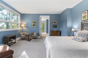 4 habitaciones, escritorio y tabla de planchar con plancha 