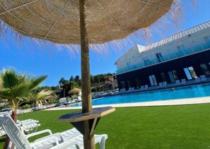 Piscina coperta, piscina stagionale all'aperto