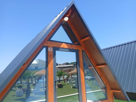 Facciata della struttura. Hotel Lena Village