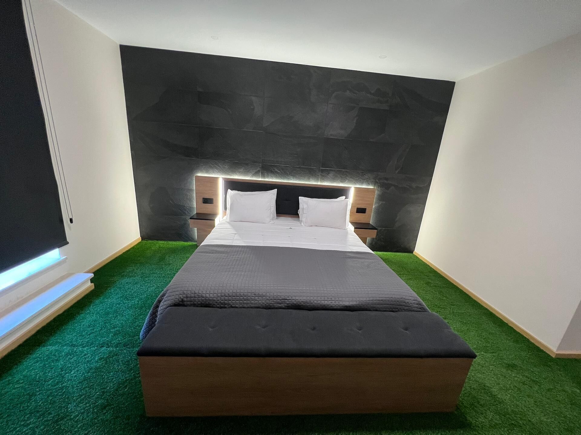 Geluiddichte muren, een strijkplank/strijkijzer, gratis wifi, beddengoed