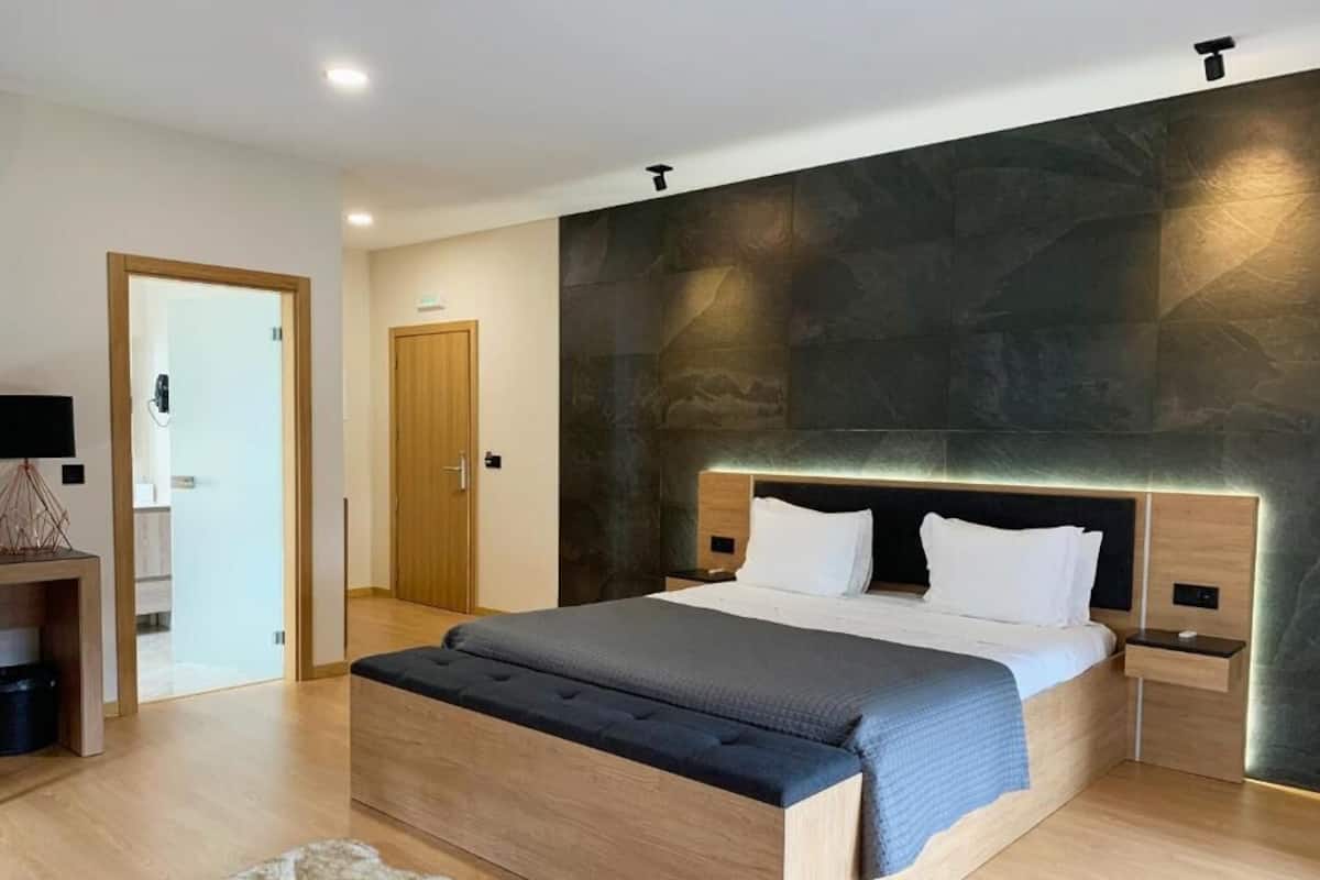 Superior Double Room | Soundproofing, iron/ironing board, free WiFi, bed sheets