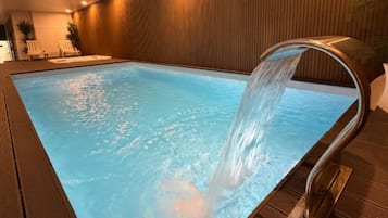 Una piscina cubierta, una piscina al aire libre de temporada