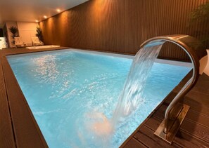 Piscina coperta, piscina stagionale all'aperto