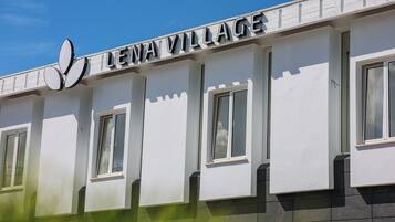 Vista frontal de la propiedad