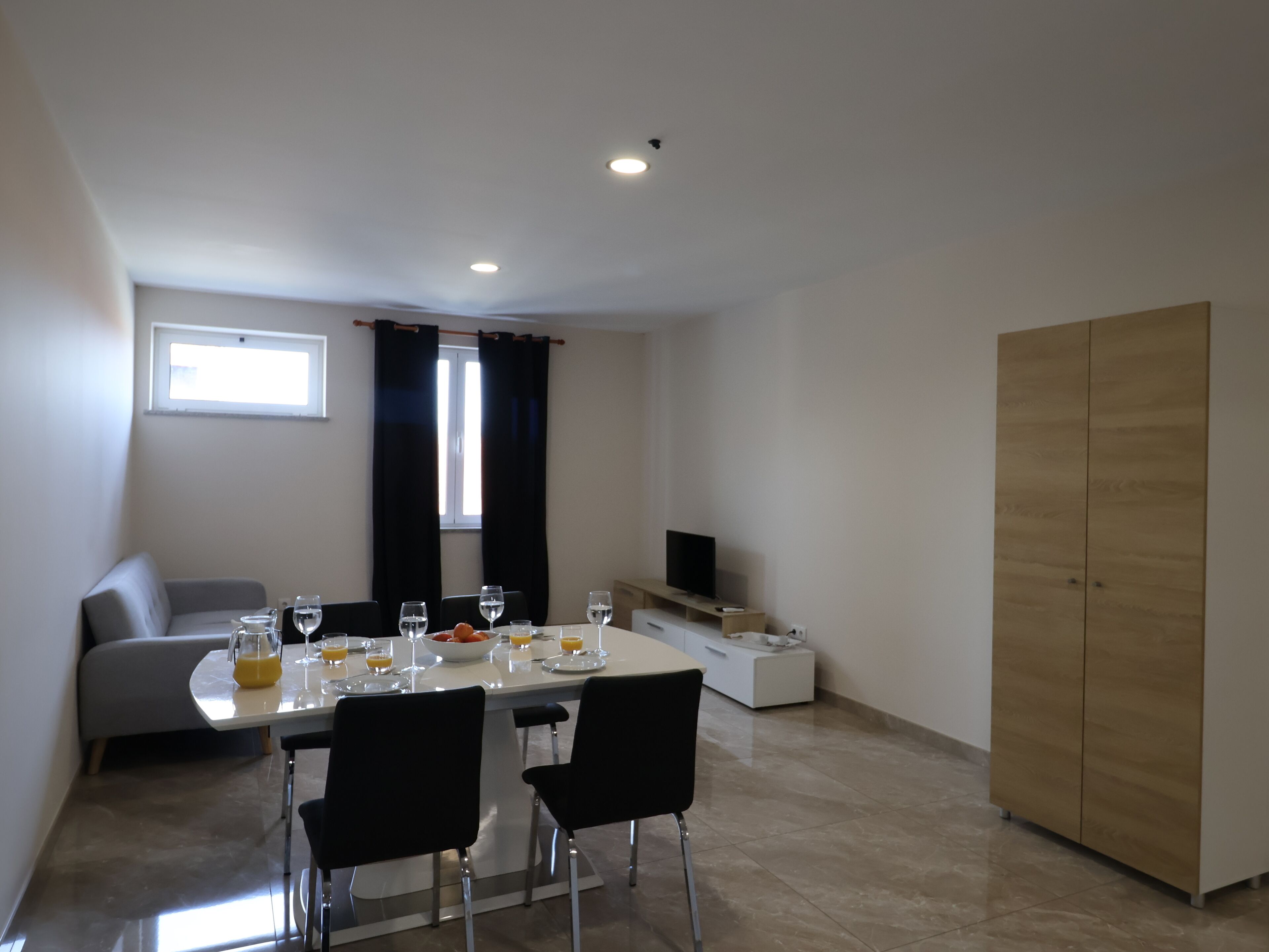 Departamento | Área de sala de estar | Televisión LCD de 108 cm con canales por cable y televisión 