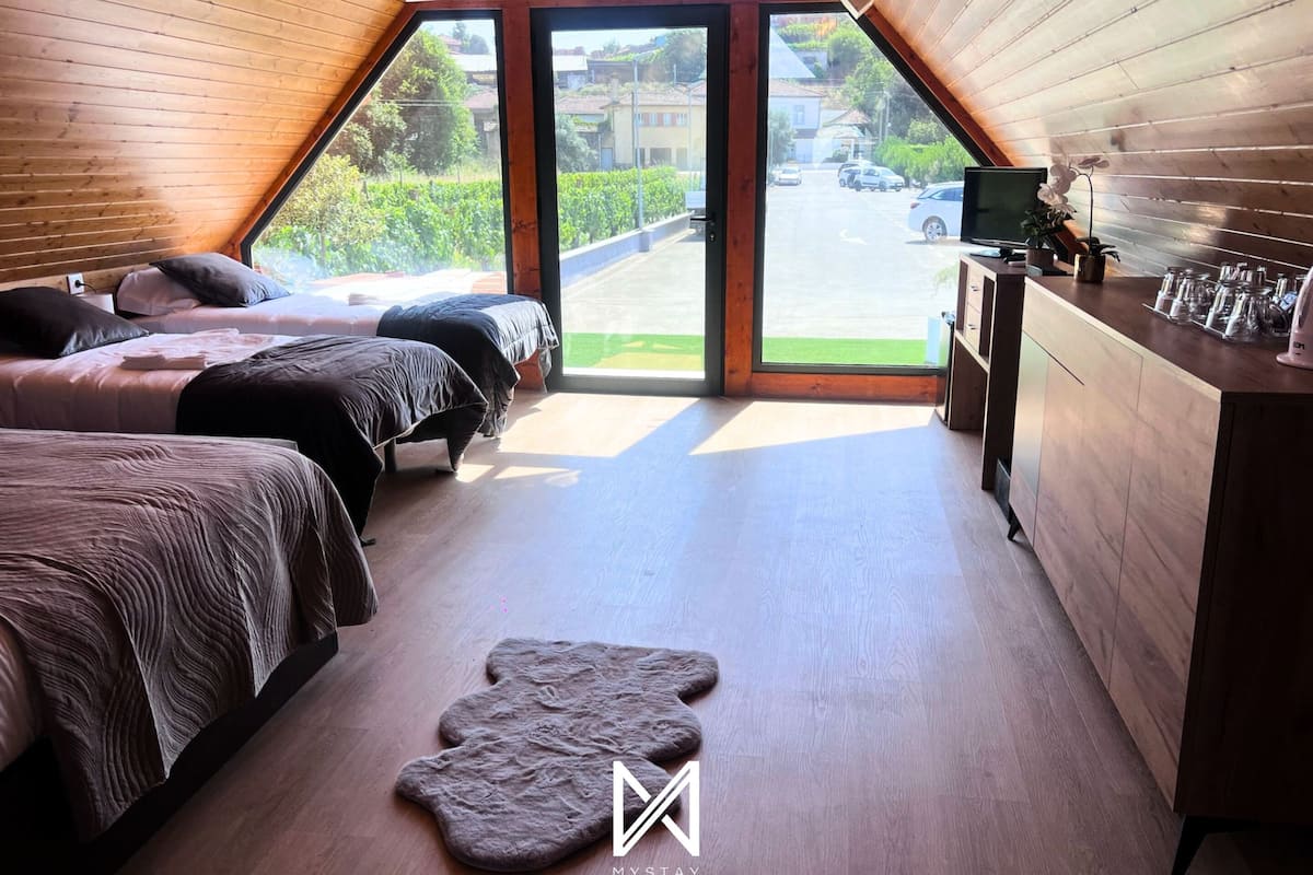 1 habitación, sistema de insonorización y tabla de planchar con plancha