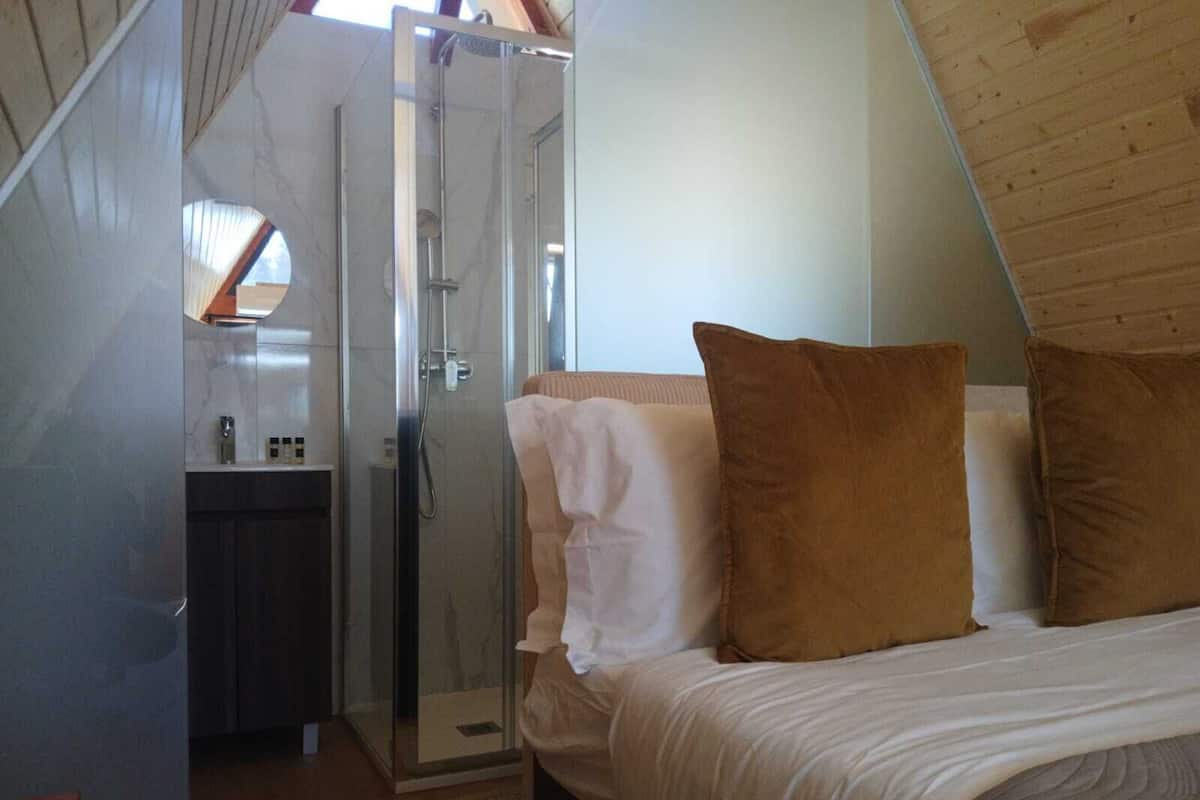 Family Cabin | Soundproofing, iron/ironing board, free WiFi, bed sheets