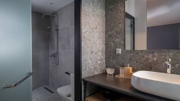 Deluxe Room | Bathroom | Rainfall showerhead, hair dryer, towels