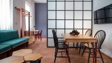 Deluxe Quadruple Room | Minibar, blackout curtains, soundproofing, free WiFi