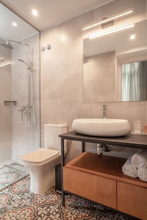 Firemannsrom – deluxe | Bad | Regndusjhode, hårføner og håndklær