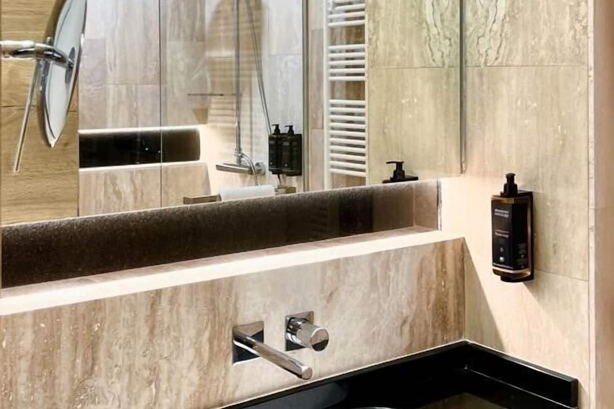 Chuveiro, produtos de toalete biodegradáveis, secador de cabelo