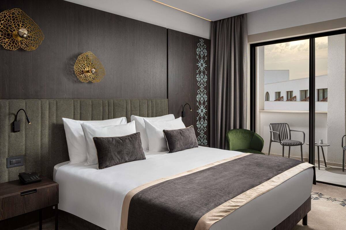 Premium bedding, free minibar, in-room safe, desk