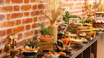 Déjeuner, dîner et souper servis sur place