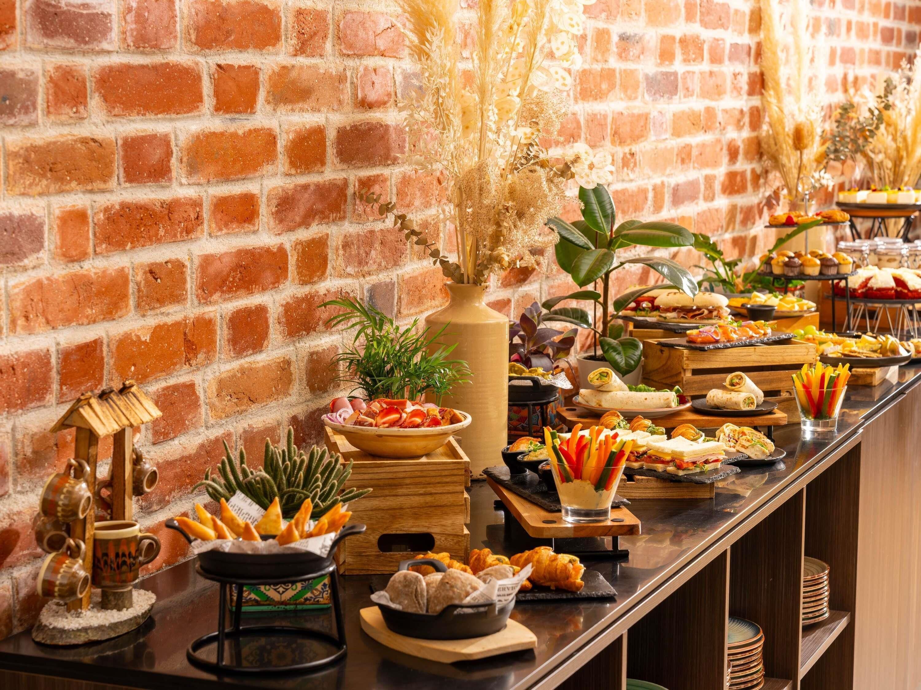 Frühstück, Mittagessen, Abendessen und Brunch werden serviert