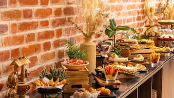 Frühstück, Mittagessen, Abendessen und Brunch werden serviert